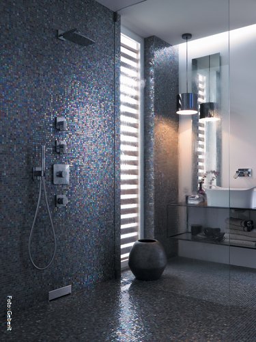 Bodengleich, mit offenem Eingang und raumhohen Glasflächen wirken moderne Duschen oftmals wie ein Bad im Bad und stehlen mancherorts der Badewanne sogar die Schau. Eine ästhetische Lösung sind laut Duschflächen mit einem in der Wand integrierten Ablauf. Dadurch gewinne die Dusche optisch sowohl an Größe als auch an Eleganz. (VDS) Bodengleich, mit offenem Eingang und raumhohen Glasflächen wirken moderne Duschen oftmals wie ein Bad im Bad und stehlen mancherorts der Badewanne sogar die Schau. Eine ästhetische Lösung sind laut Duschflächen mit einem in der Wand integrierten Ablauf. Dadurch gewinne die Dusche optisch sowohl an Größe als auch an Eleganz. (VDS)